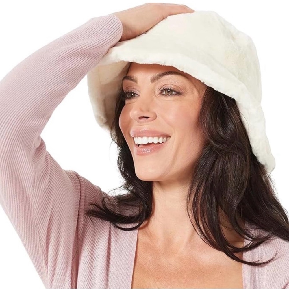 NWT Sprigs Elegant Reversible Winter White or Plaid Pink Faux Fur Bucket Hat